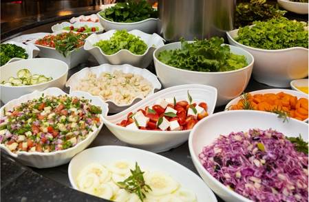 Saladas variadas em restaurante em Palmas