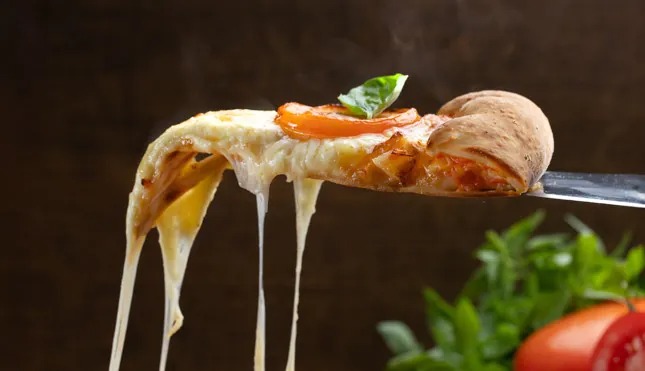 Fatia de pizza com queijo derretido sendo puxado
